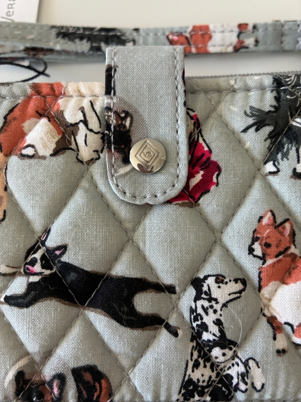 NWT! Vera Bradley RFID Smartphone Quilted Dog Pattern Wristlet. - Picture 3 of 10